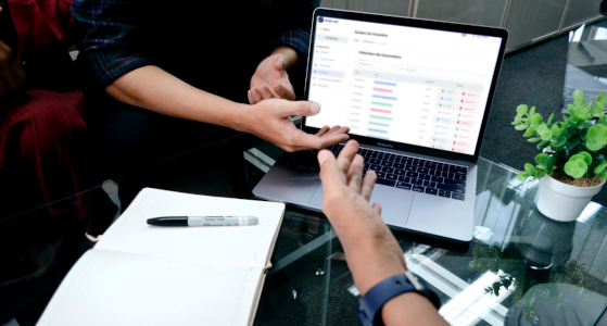 Photographie de deux personnes devant un PC pour symboliser le support offert